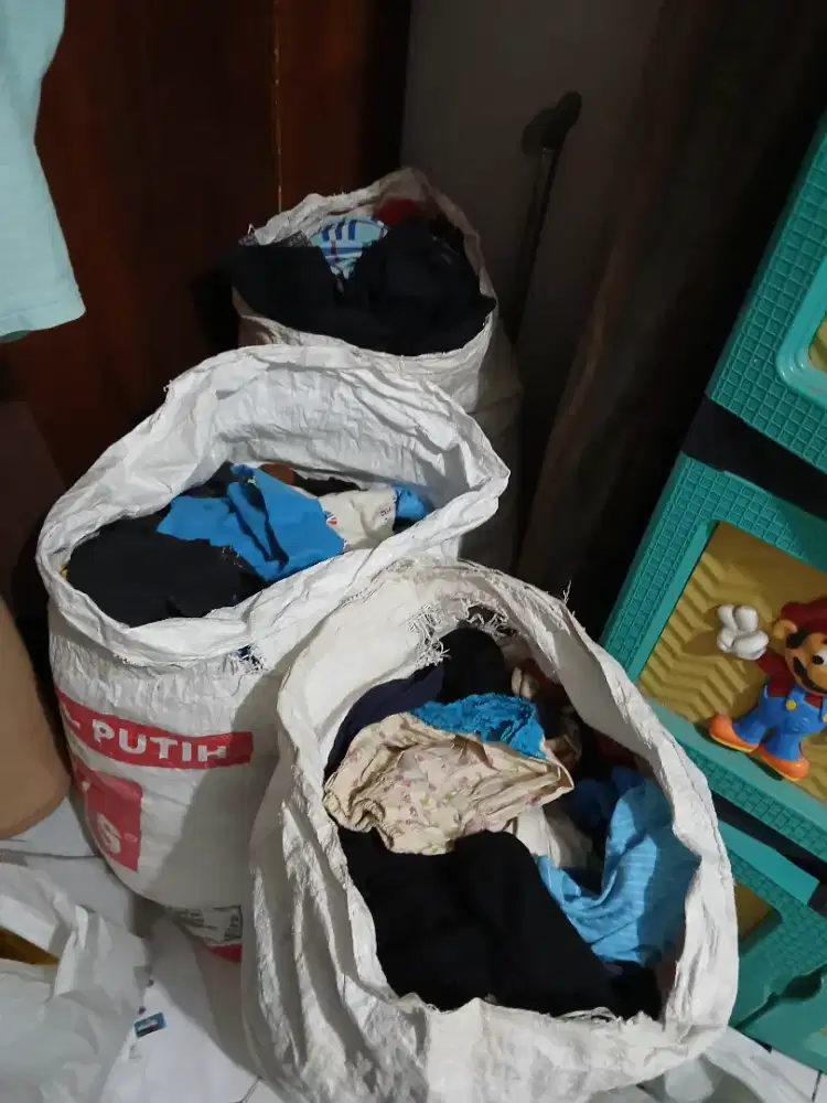 Aneka pakaian bekas anak dan wanita
