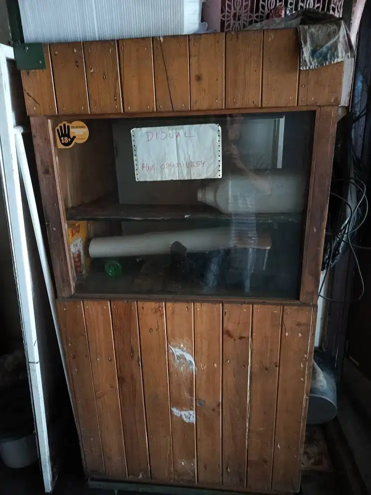 Etalase kayu jati belanda harga selakunya sdh ada rangka besi dibawah.