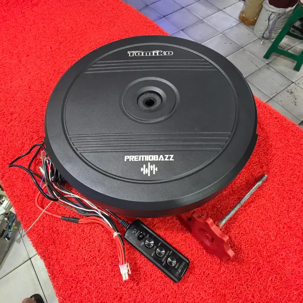 Subwoofer Aktif TOMIKO PREMIDBAZZ TMK 1158 diletakan di ban serep
