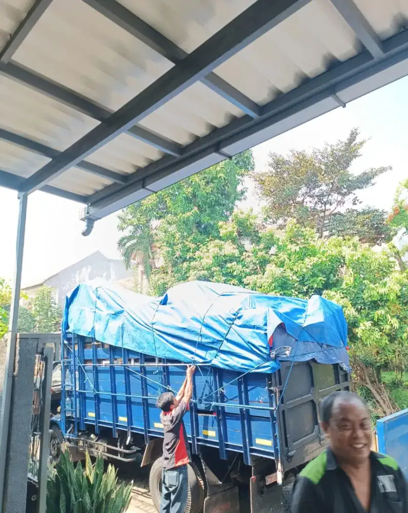 Mobil angkutan truk double pindahan rumah