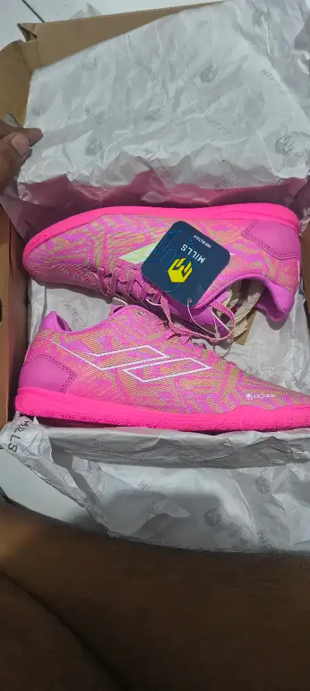 sepatu futsal anak MILLS