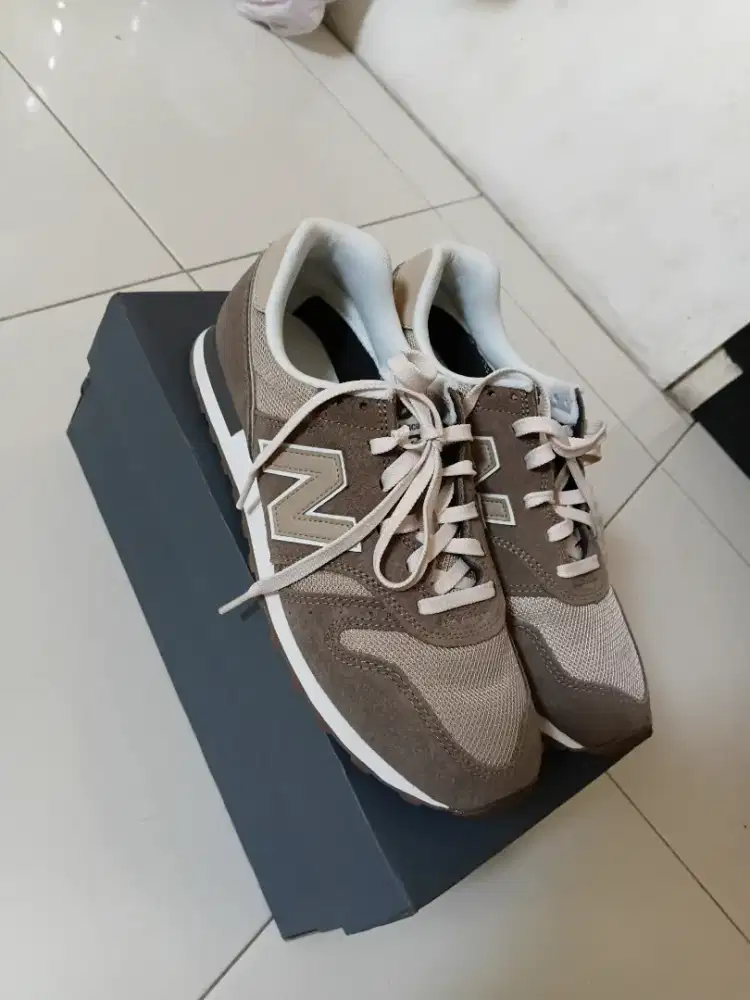 New Balance 373