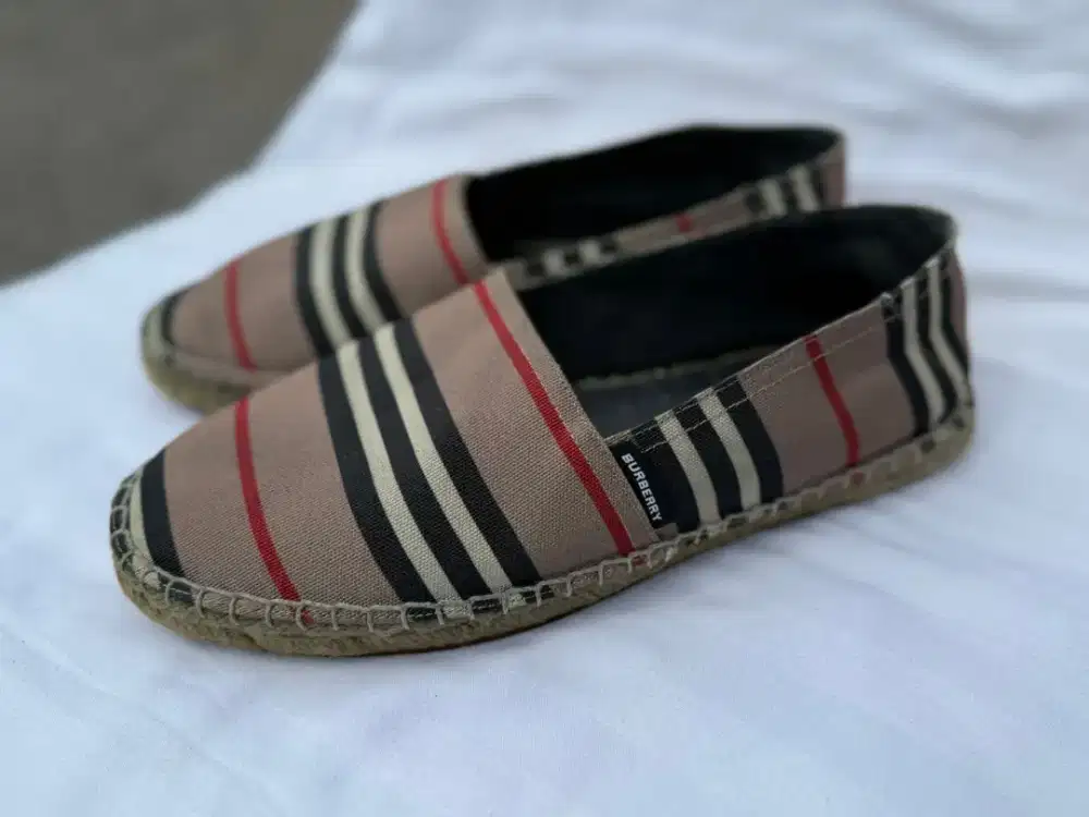 Sepatu branded Burberry Slip on Made in Spain Authentic 100%
