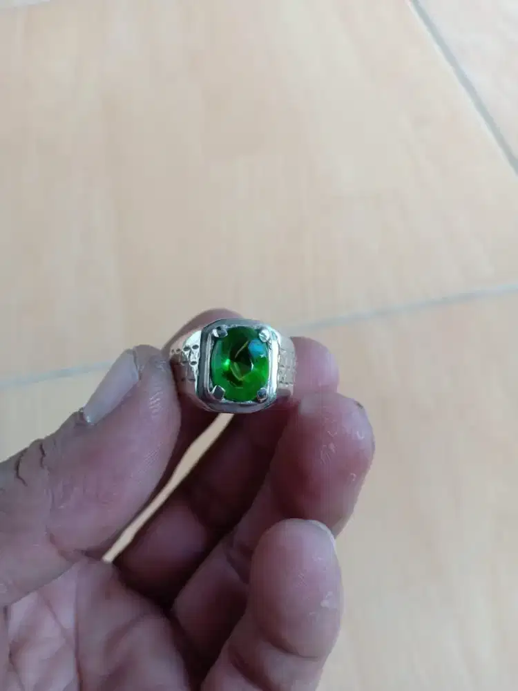 Cincin batu permata zamrud