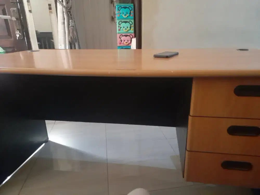 Dijual meja kantor kondisi masih bagus. Meja dua rak satu 700 rb