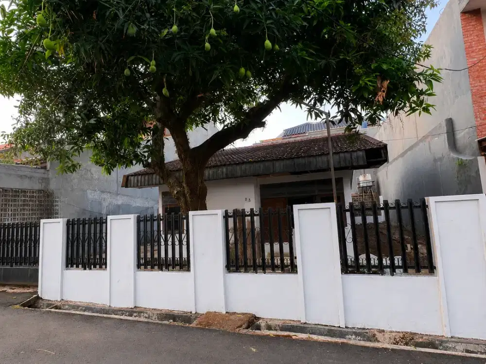 DIJUAL RUMAH BANGUNAN LAMA LUAS TANAH 250 meter persegi MURAH HARGA DIBAWAH PASARAN DI MARGONDA DEPOK