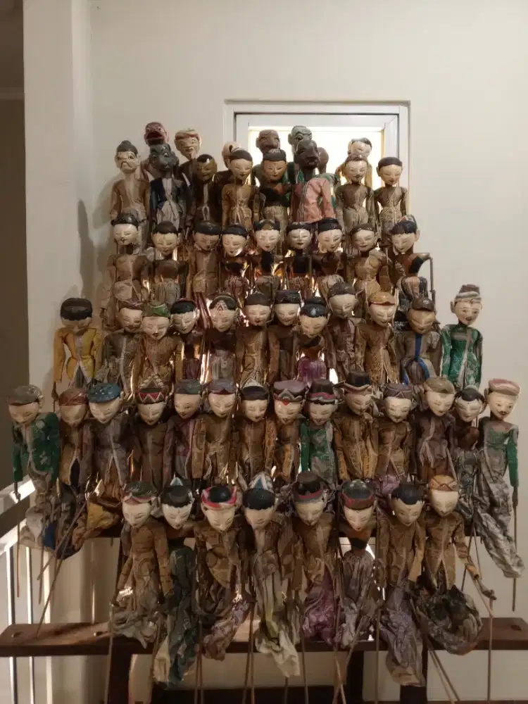 Wayang golek lawasan lengkap dengan rak kayu