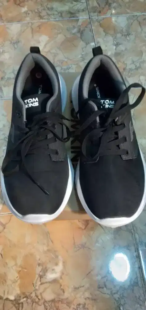 SEPATU TOMKINS HITAM PUTIH