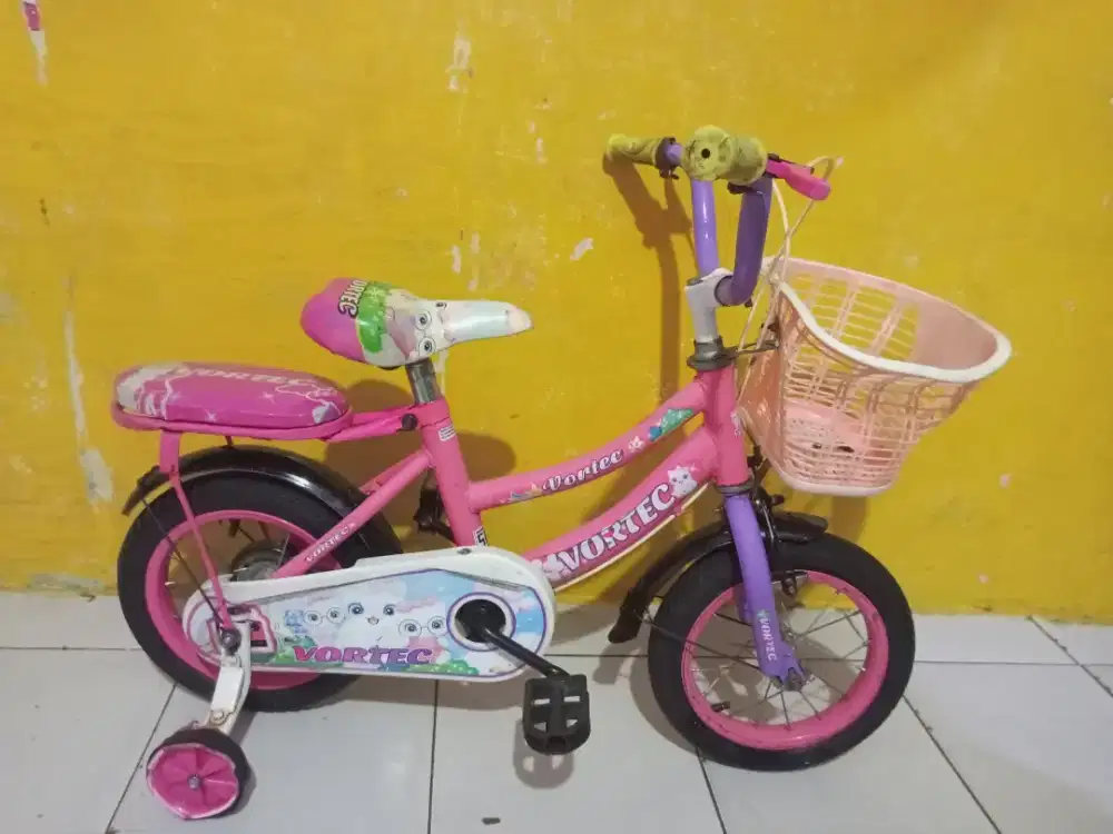 SEPEDA ANAK CEWEK UKURAN 12 PLUS RODA BANTU BONCENGAN KERANJANG KOKOH