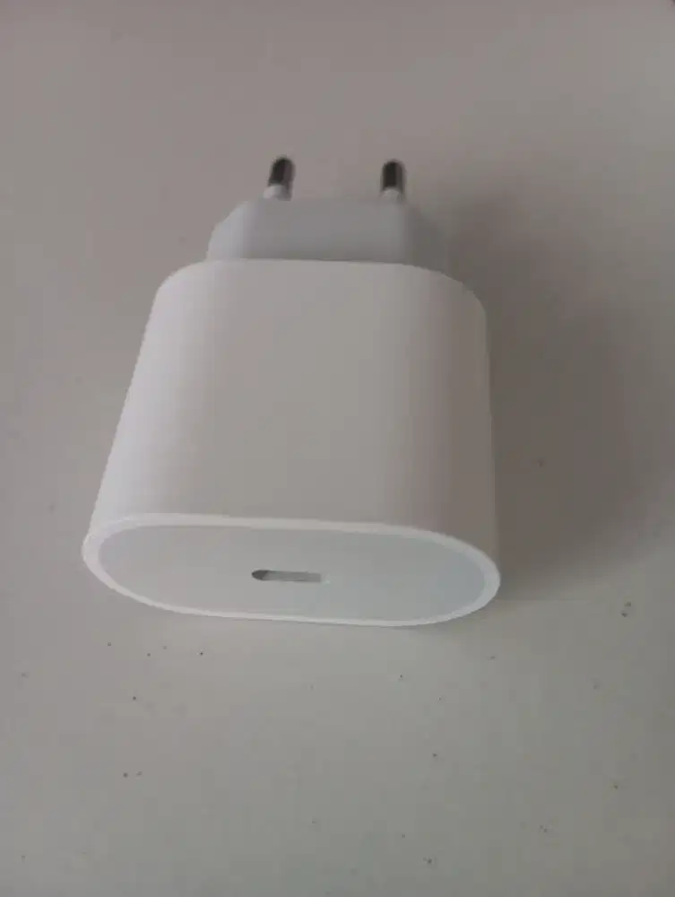 ADAPTOR iPhone USB-C dengan daya minimal 20W