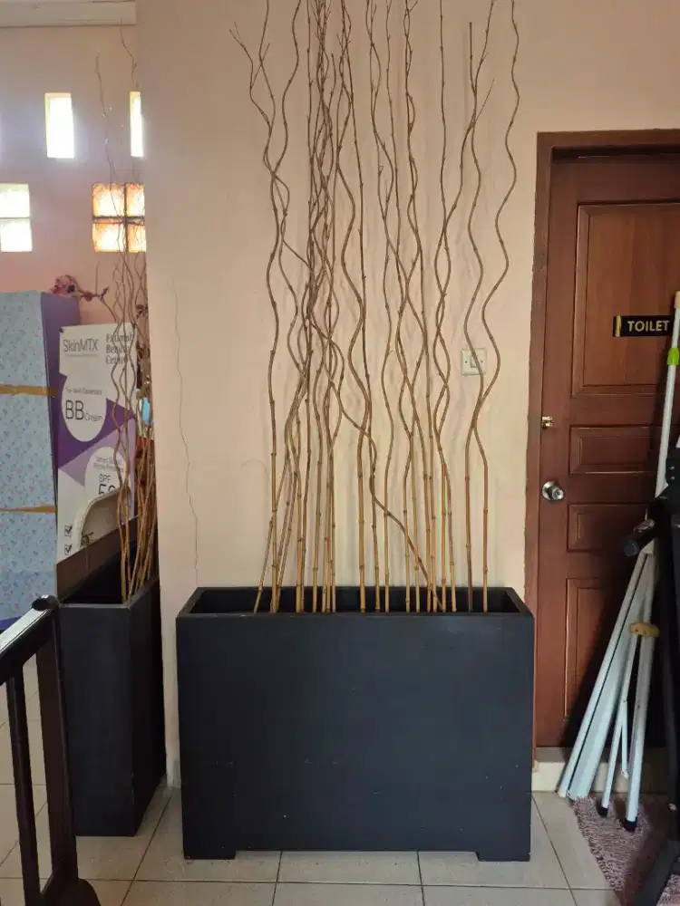 Dekorasi separator ruangan planter box
