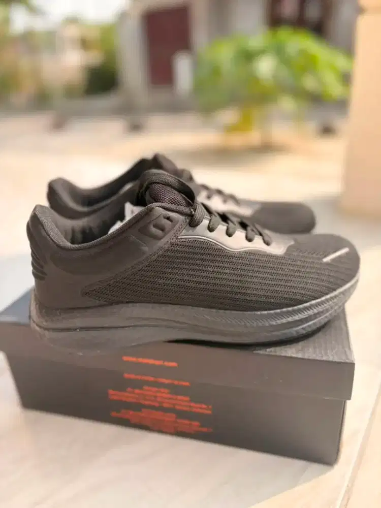 Sepatu Nevada bisa untuk harian / lari sangat enteng kondisi baru