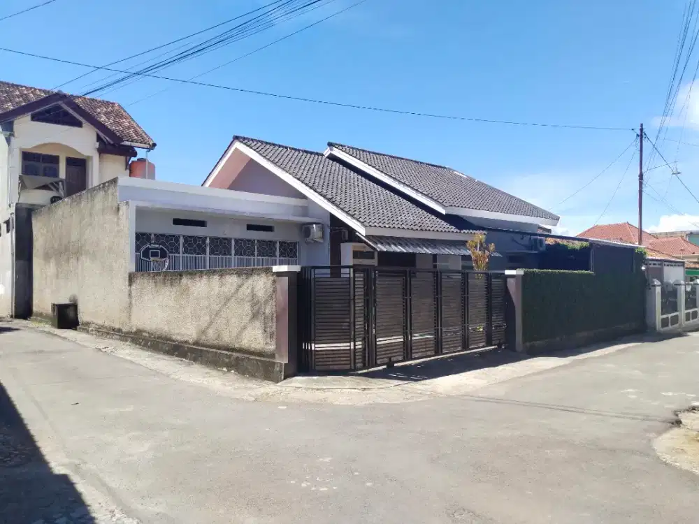 Rumah Cantik Tengah Kota dekat Mall MBK
