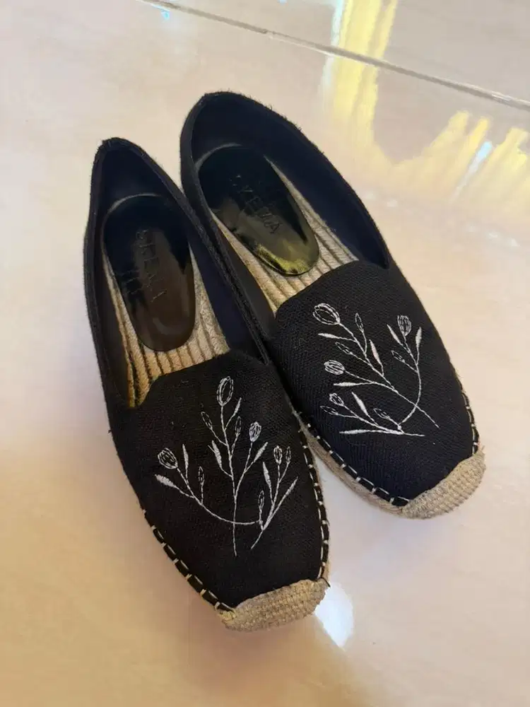 Sepatu slip on hitam