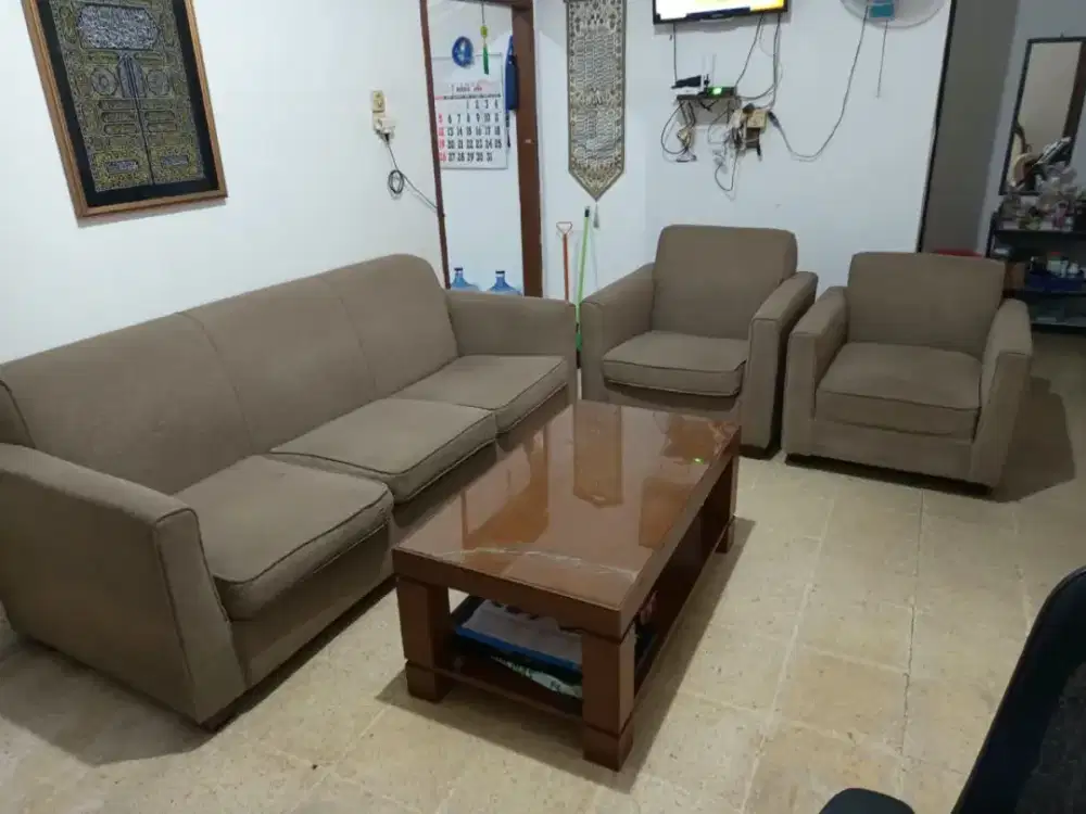 Meja kayu dan Sofa