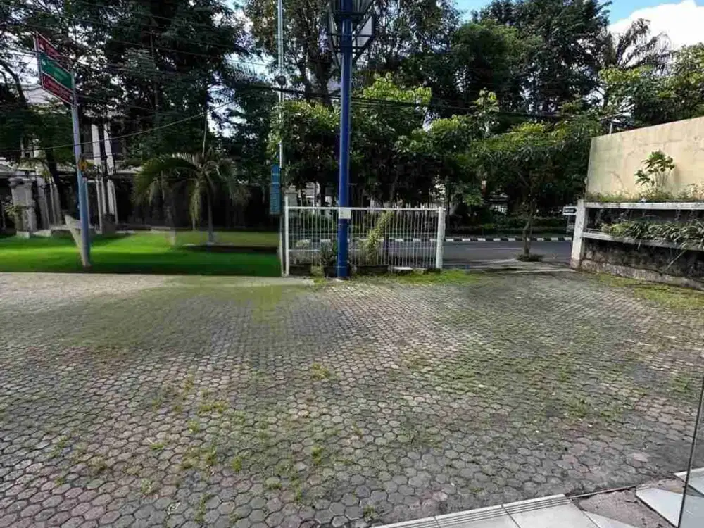 Gedung 5 Lantai Ex Hotel Royal Regal di Jaksa Agung Suprapto Surabaya