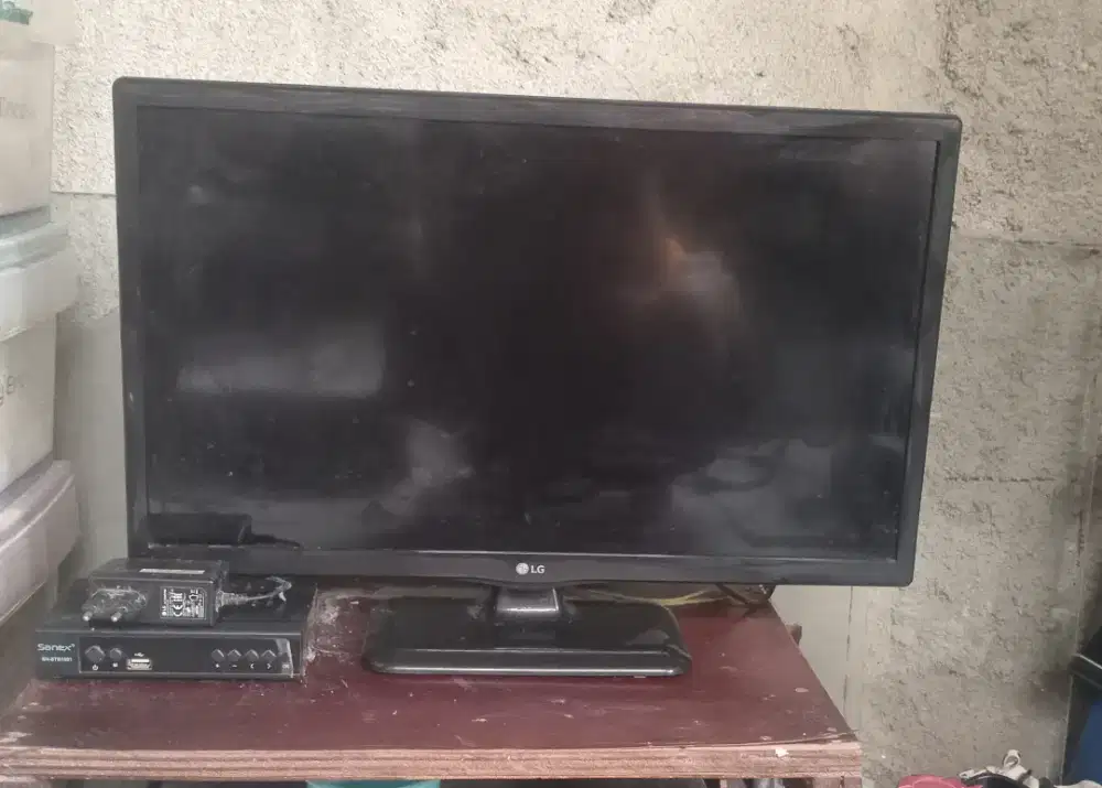 TV ELD ukuran 24 Inch (Merek LG ) dan STB (Merek SANEX).