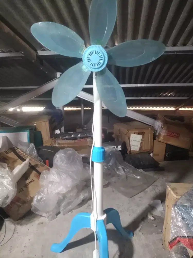 Kipas angin berdiri biru