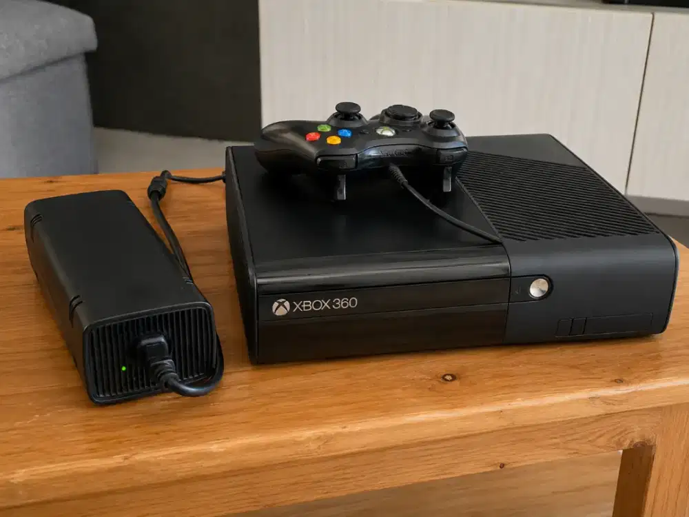 XBOX 360 300GB + KINNECT + WIRED CONTROLLER BARU