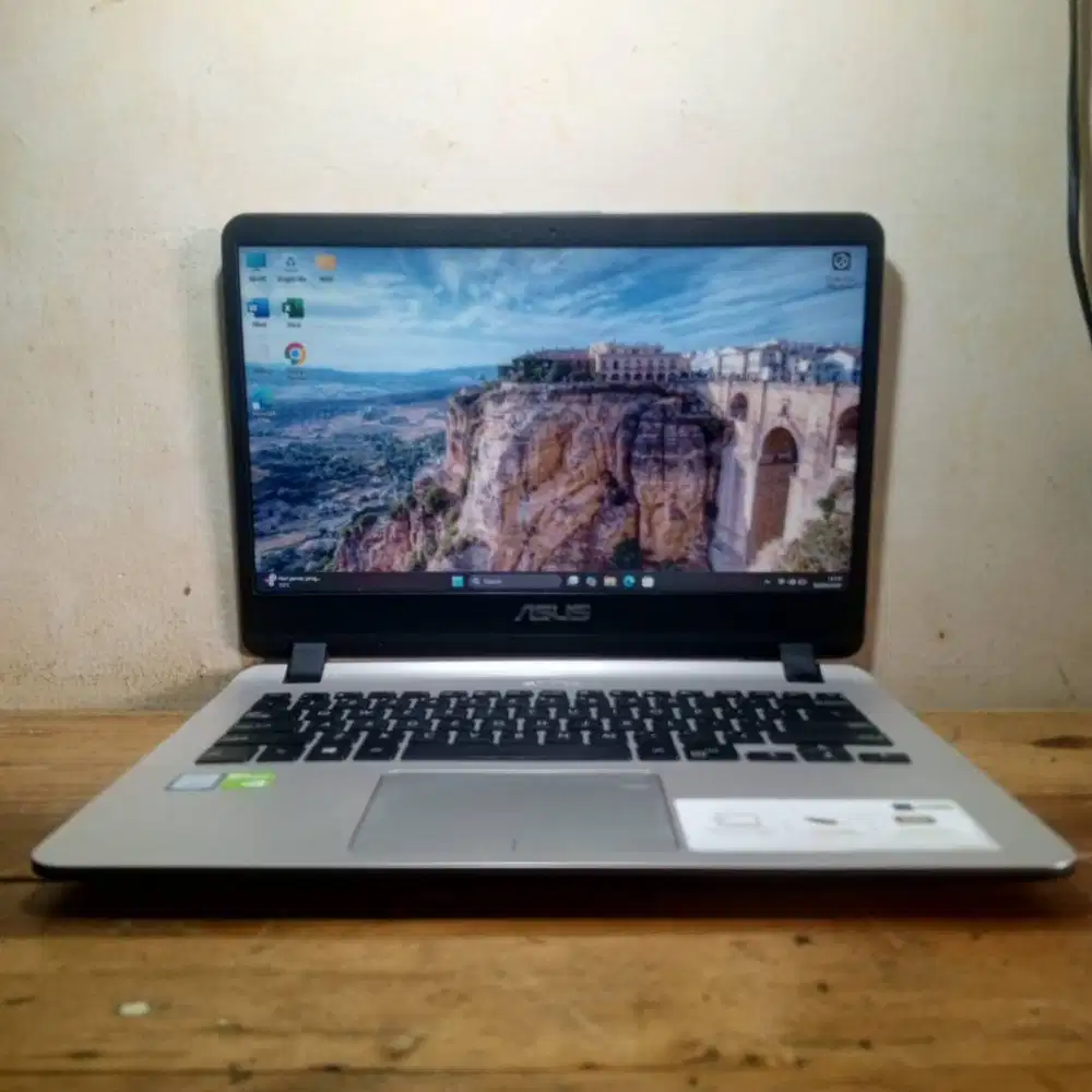 Asus Vivobook X407UF core i5 gen 8 ram 8 GB SSD 250 GB Doble VGA