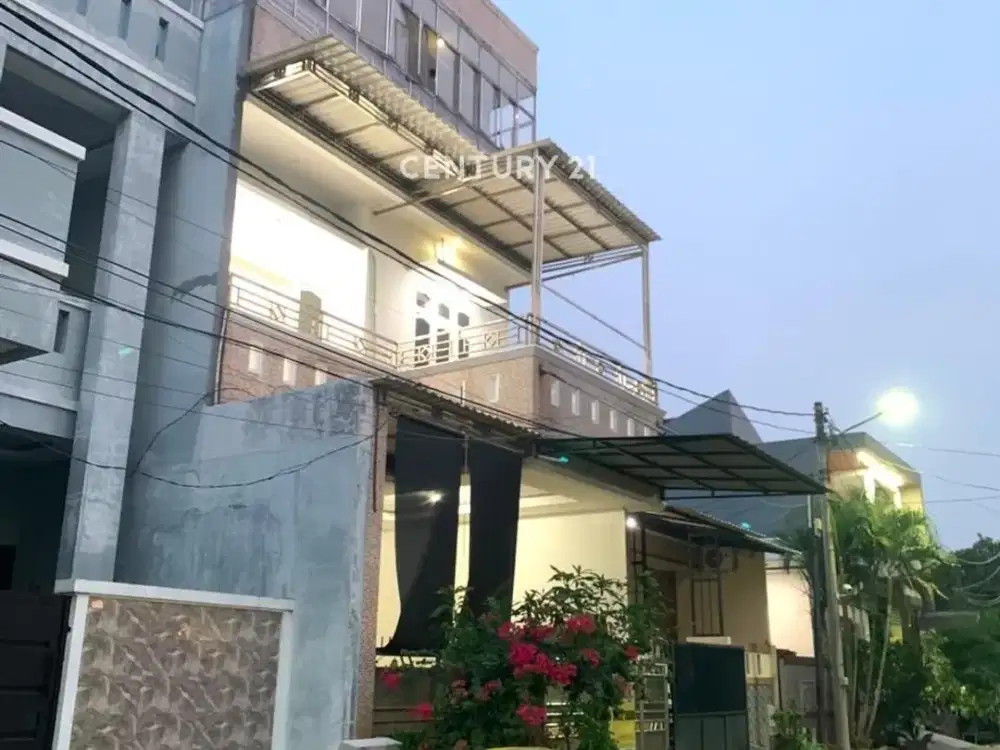 Rumah Di Boulevard Hijau 5KT 3 Lantai Siap Huni