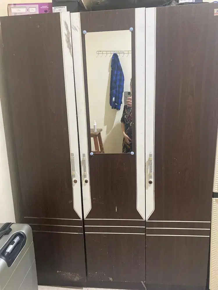 Lemari 3 pintu ada kaca