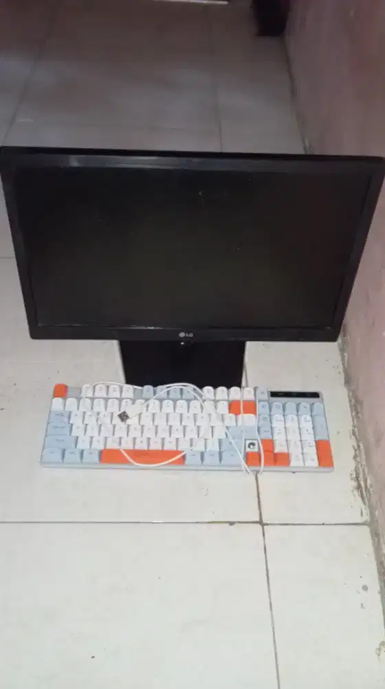 Monitor LG 19 inch & keyboard