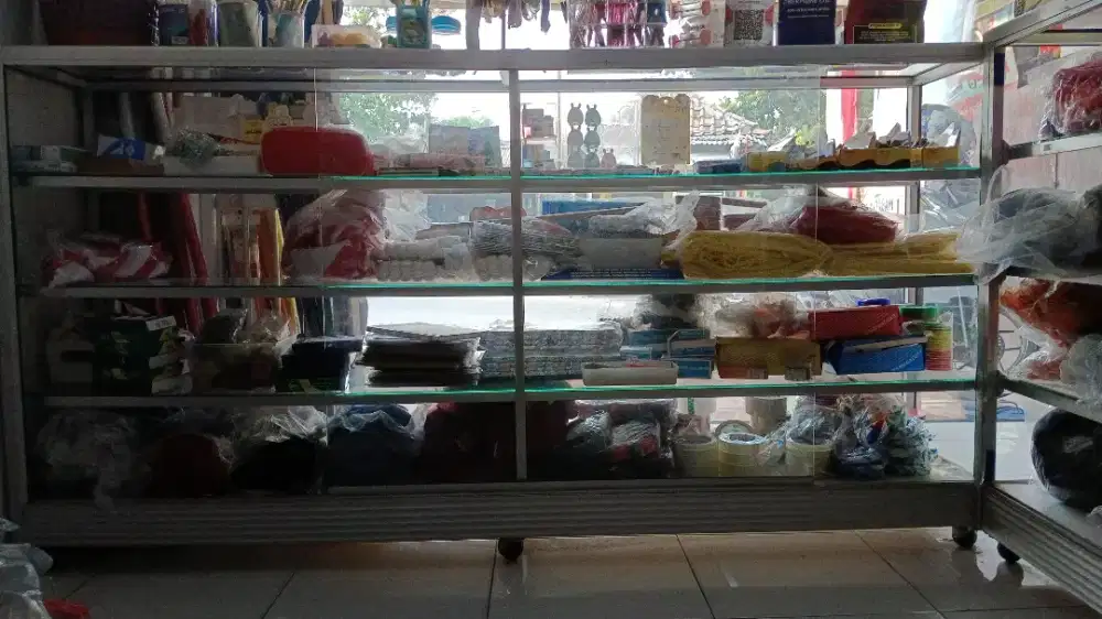 Dijual murah banget etalase kaca 2 meter