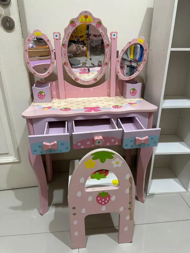 Meja rias anak cewek