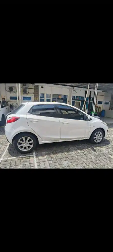 Mazda 2 AT White 2012