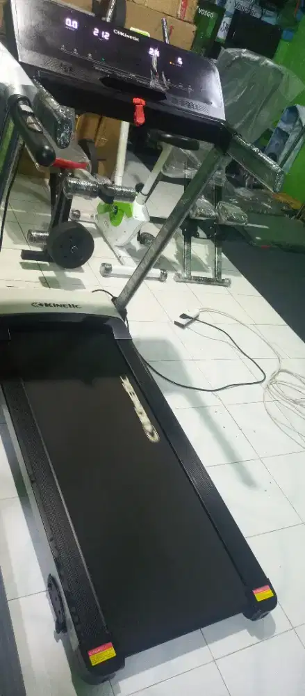 Treadmill elektrik bekas normal mulus bersih layar LED touchscreen