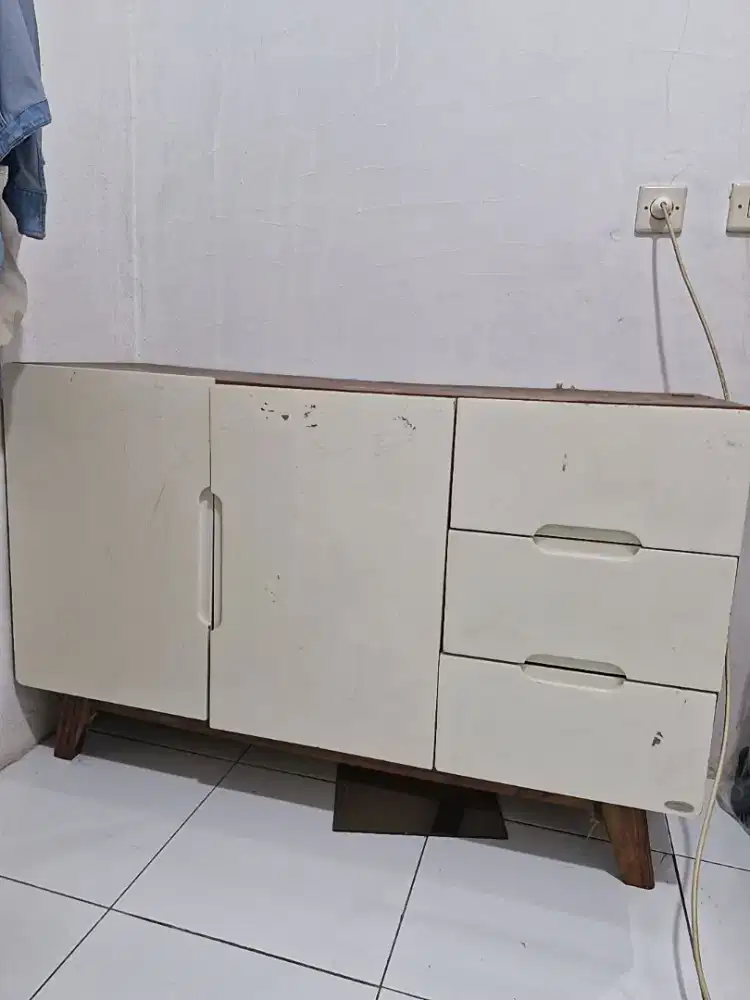 lemari bufet minimalis berwarna putih