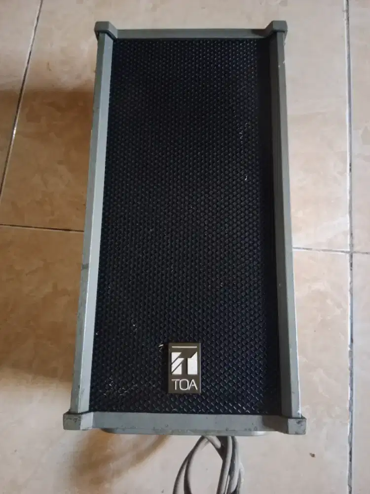 1 buah speaker TOA ZS-102C