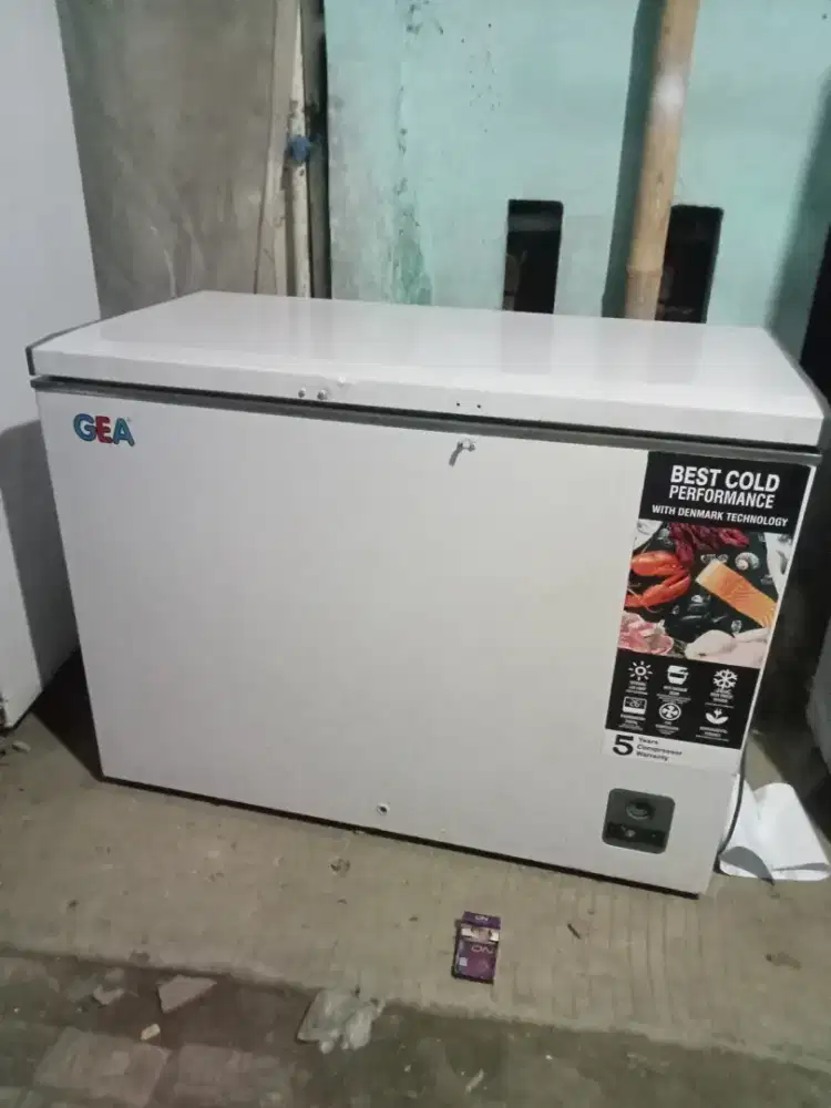 Freezer bok merek Gea kapasitas 330 liter