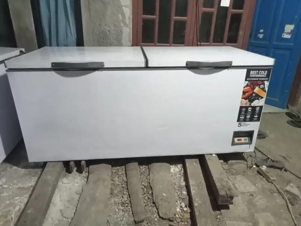 Freezer bok merek Gea kapasitas 1200 liter