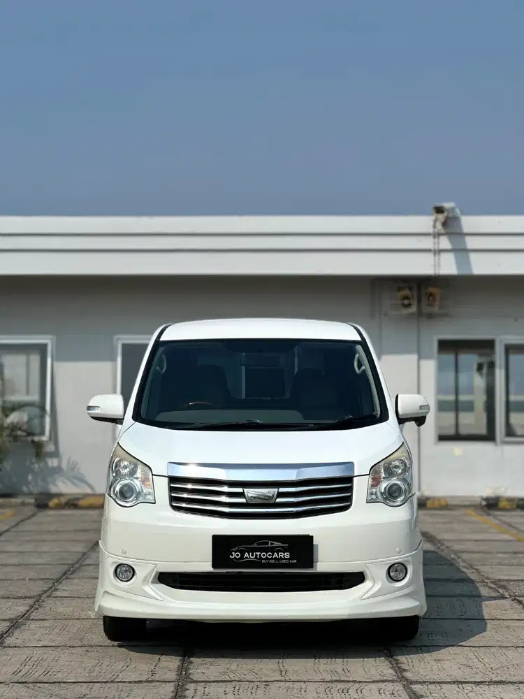 Low km 70 rban!! Toyota NAV1 2013 V matic bensin serena hws biante 2.0