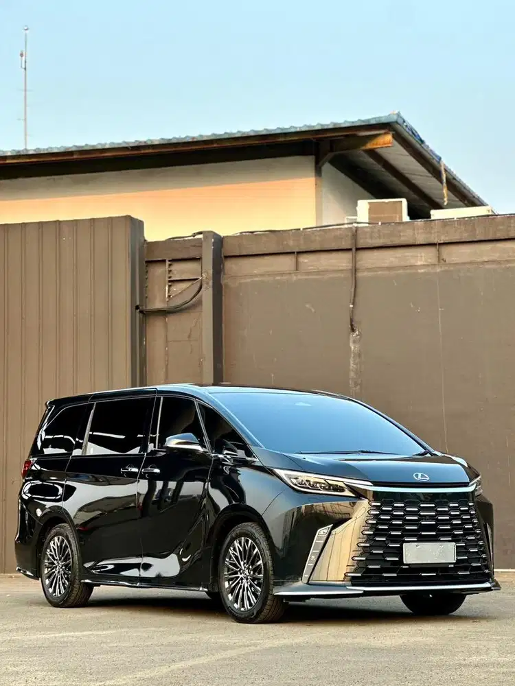 LEXUS LM 350 HYBRID LOW KILOMETER