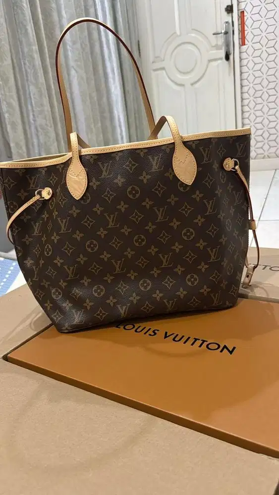 Lv neverfull, bagus bgt ya masih mulus (lengkap Box)
