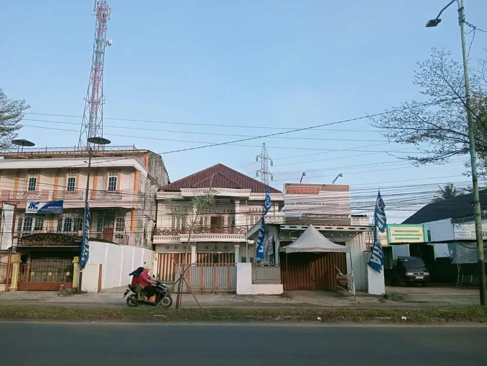 Rumah Pinggir Jalan Utama dengan Bangunan Kantor Usaha Siap Huni
