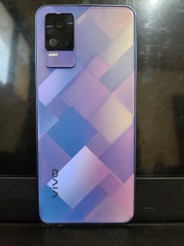 Vivo v21 8/128 + charger
