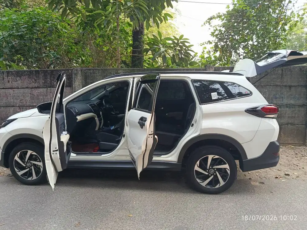 Rush GR AT low kilometer, tangan pertama. Service aoto 2000