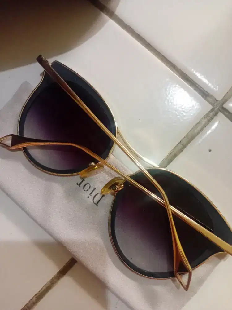 Kacamata dari brand Dior