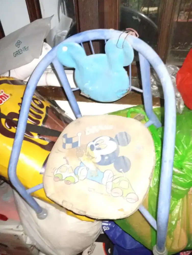 Kursi dari bahan besi model Mickey mouse