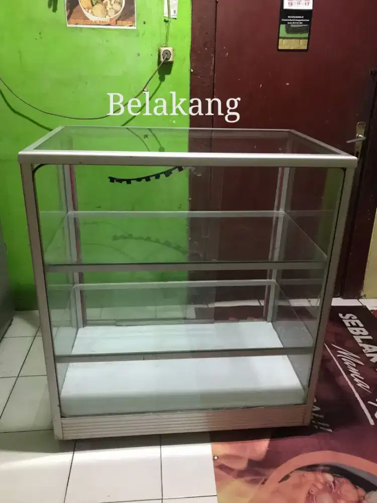 Etalase kaca untuk jualan dll