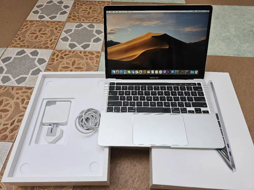 MacBook Pro 2020 13 inc RAM 32GB/512 GB Intel Core i7 Fullset Like New