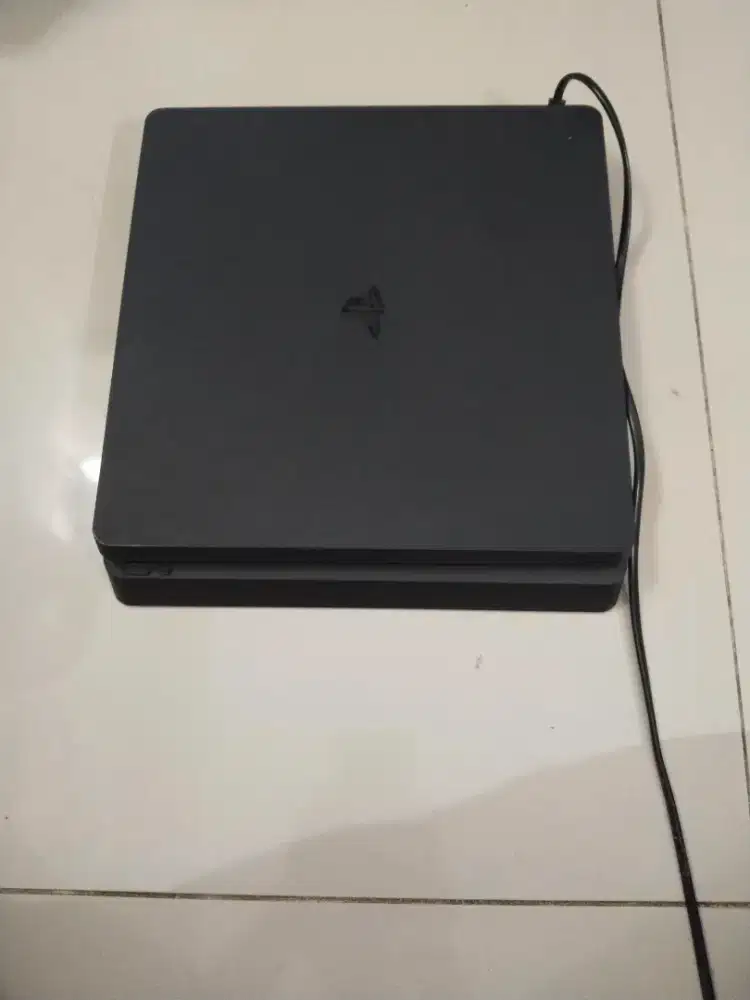 Ps4 plus 3 console