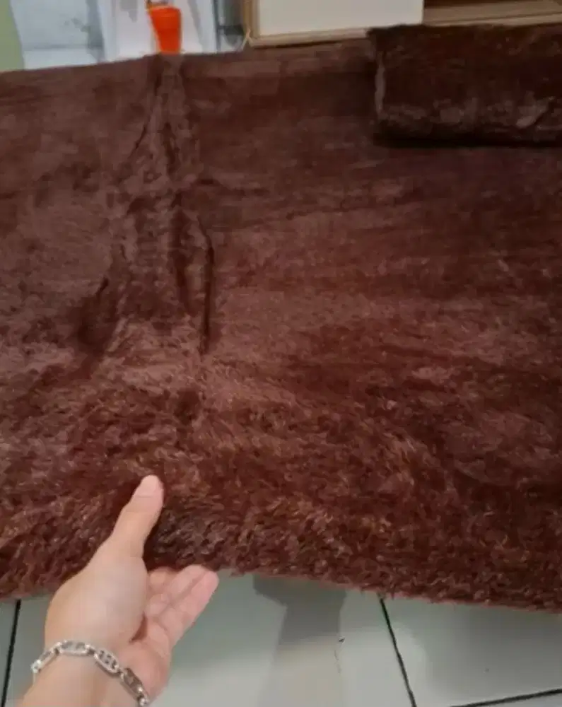 Karpet bulu tebal uk 160x200 like new
