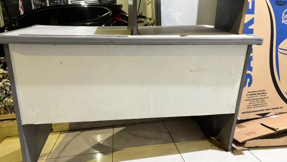 Meja kerja sudah keropos dan rak sepatu sudah rusak