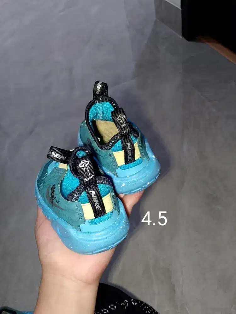 Jual 2 Pasang Sepatu Bayi Umur 1 Tahun Bekas Bekualitas