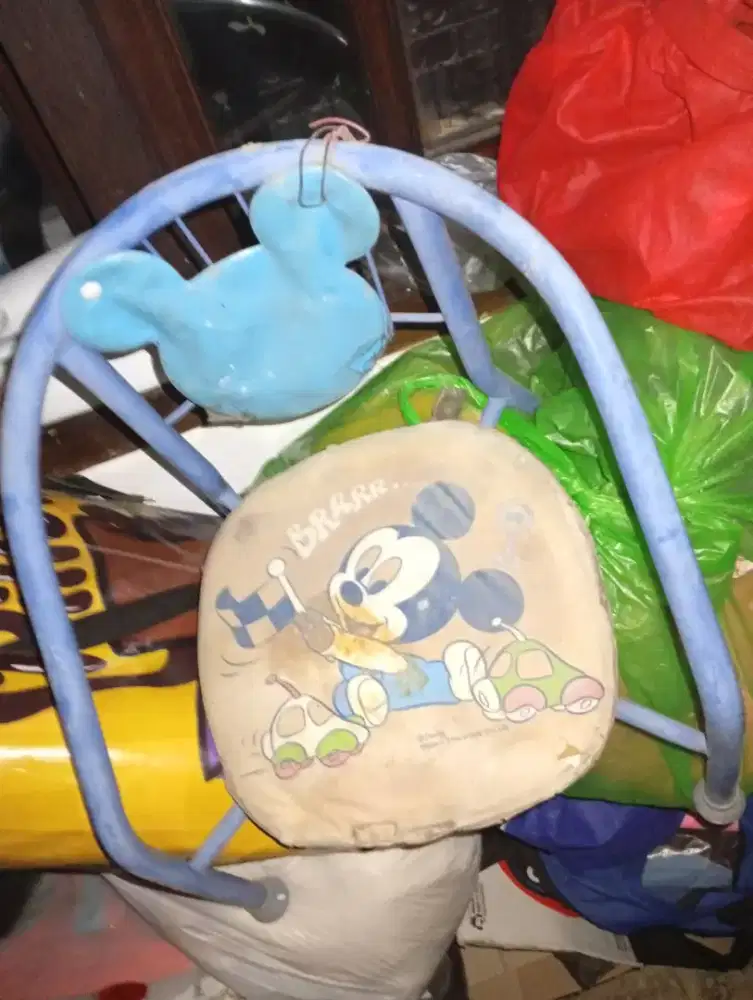 Kursi dari bahan besi model Mickey mouse